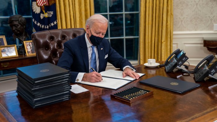 How did biden decorate the oval office